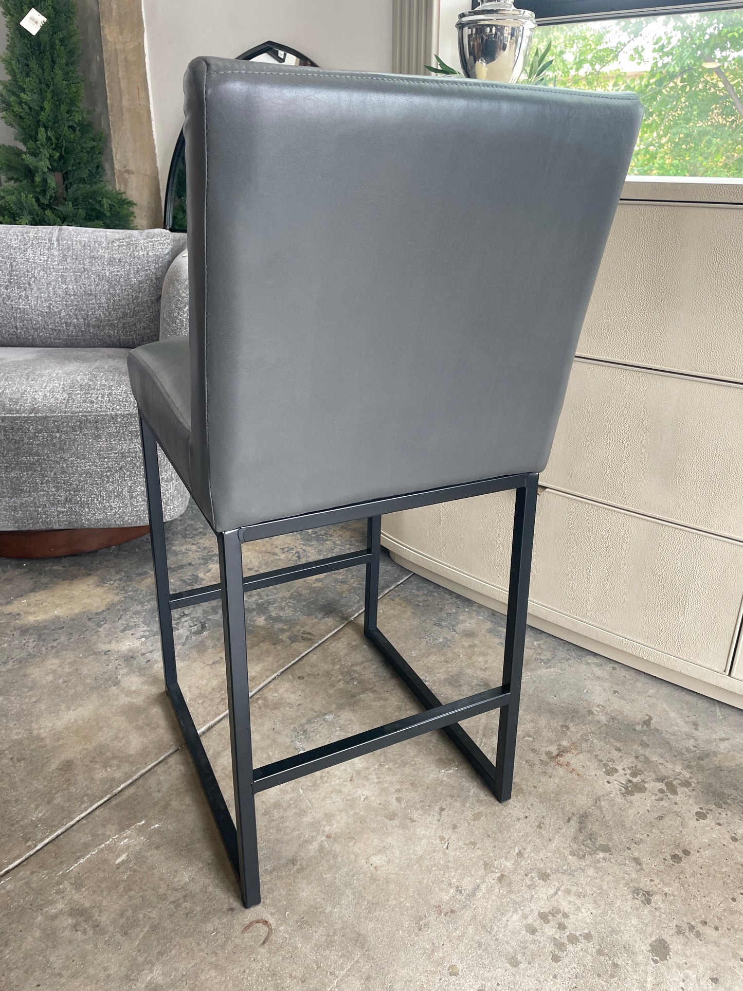Grey vegan leather 26” counterheight barstool 🍷