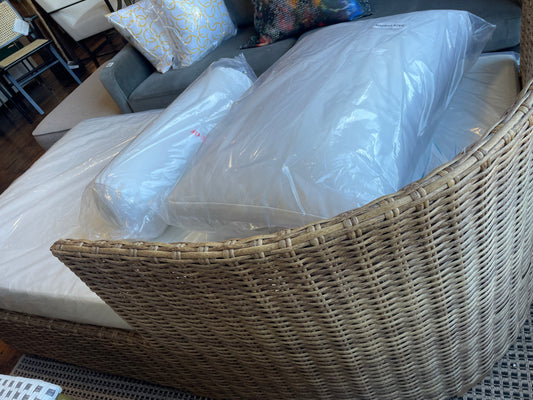 Curved arm rattan wicker chaise w/ arm pillow 🌻