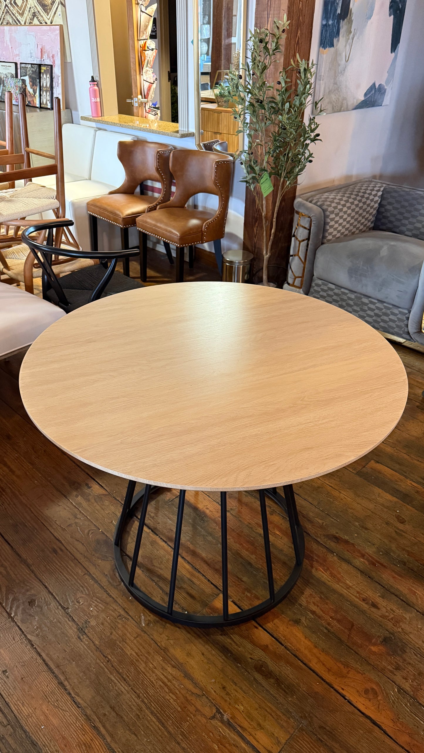 Round light wood dining table w/ black metal base 🍽️