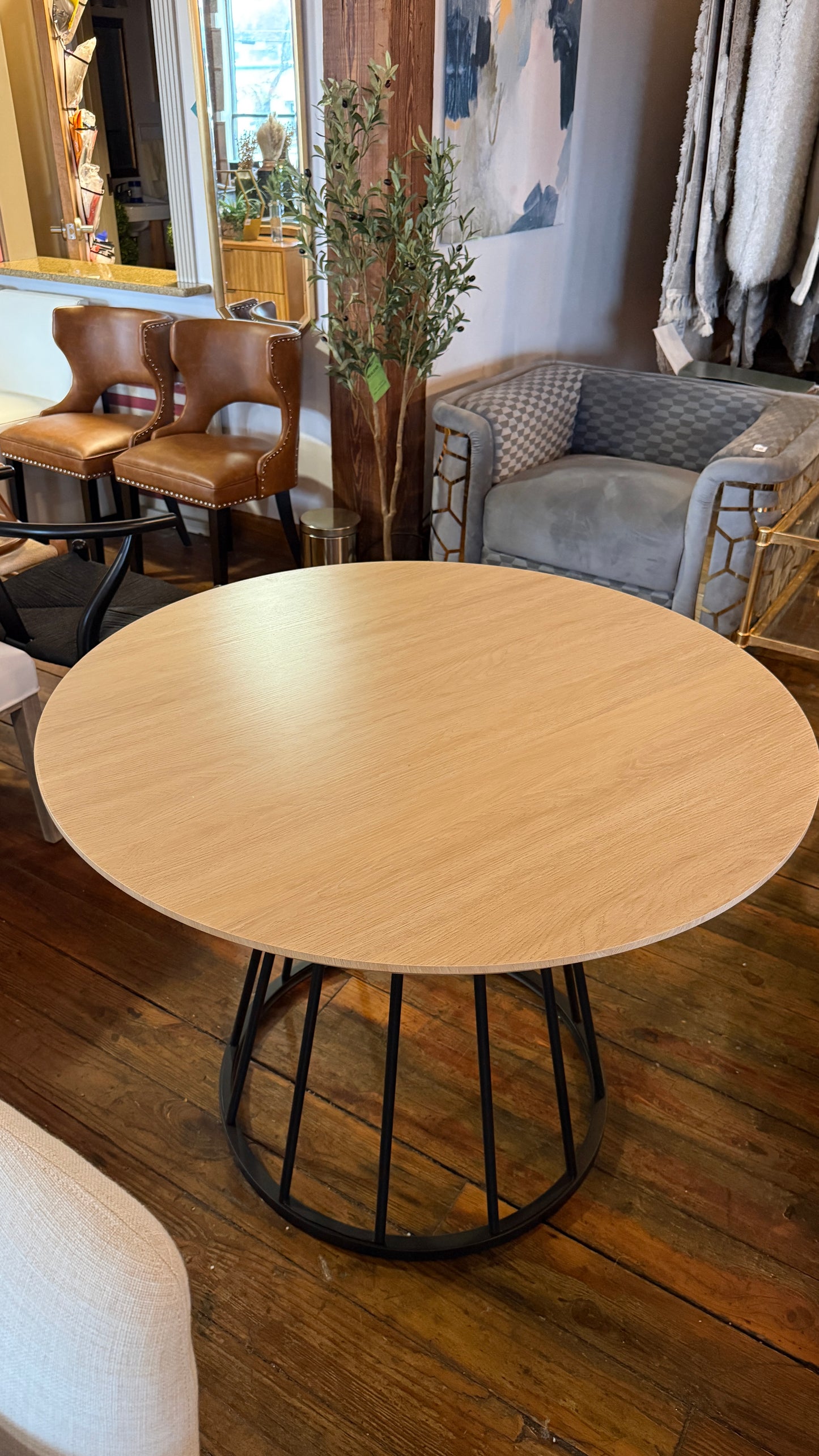 Round light wood dining table w/ black metal base 🍽️