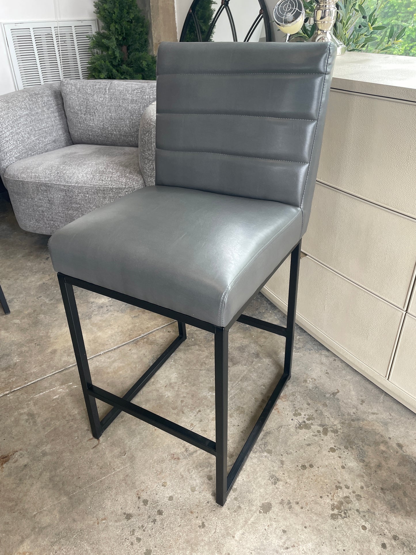 Grey vegan leather 26” counterheight barstool 🍷