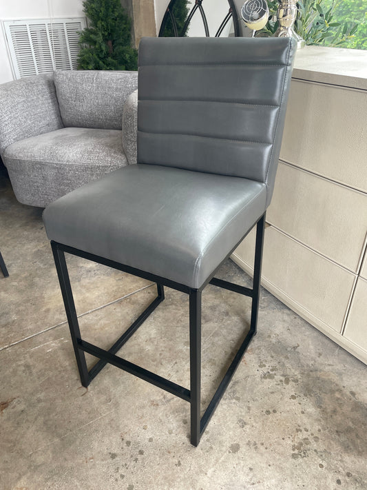 Grey vegan leather 26” counterheight barstool 🍷