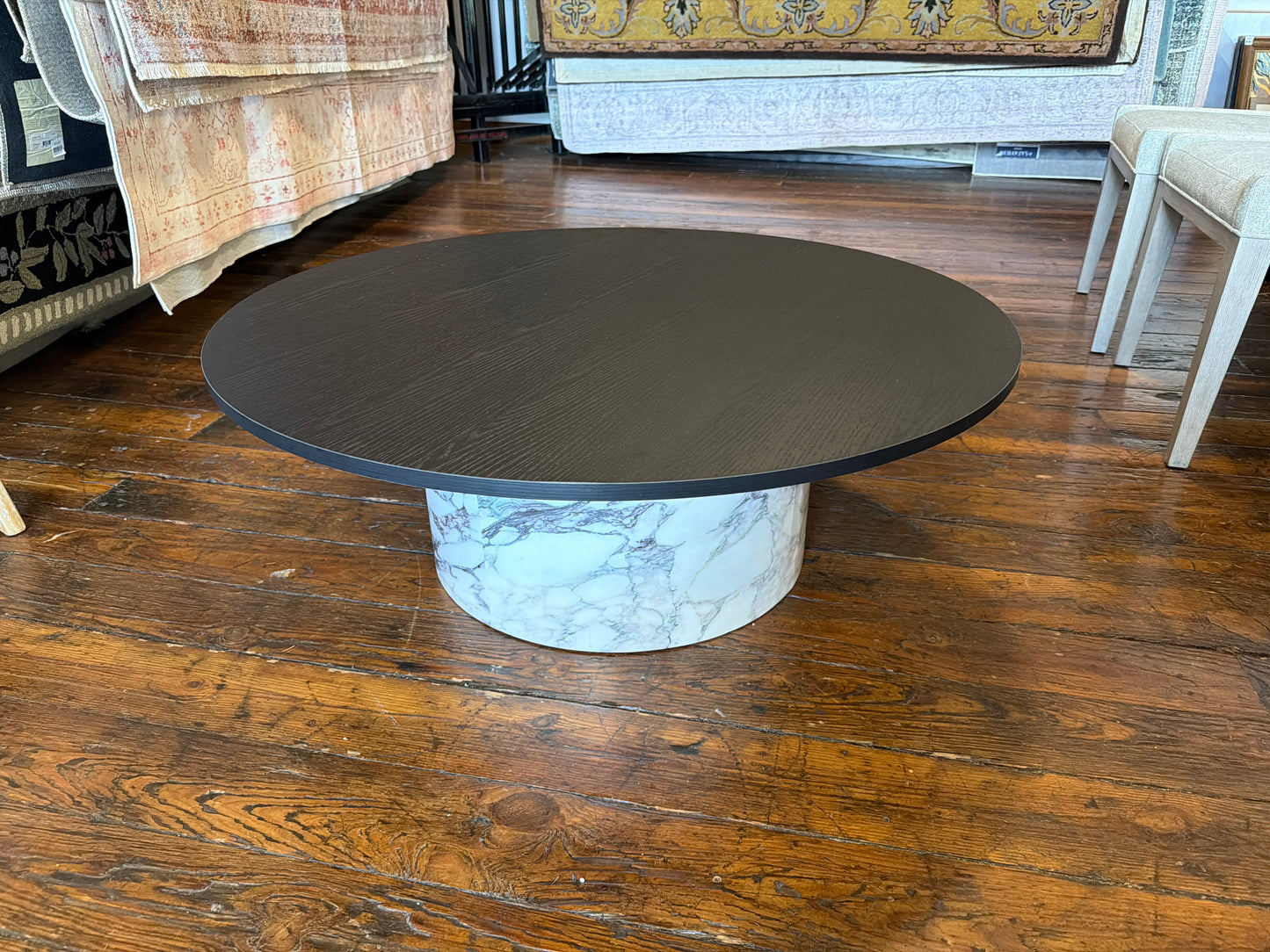 Black modern 40” round pedestal coffee table w/ faux marble base♟️