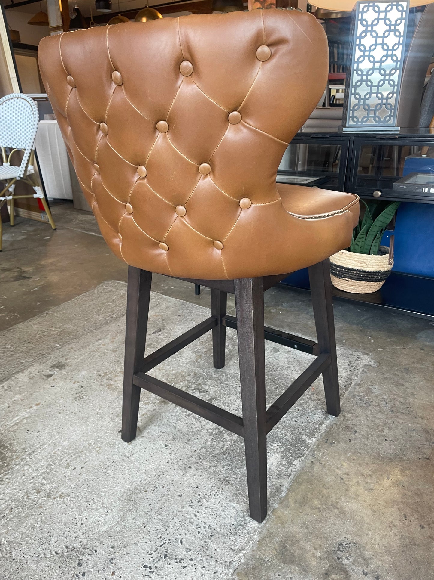 Brown faux leather swivel counterheight barstool🥃