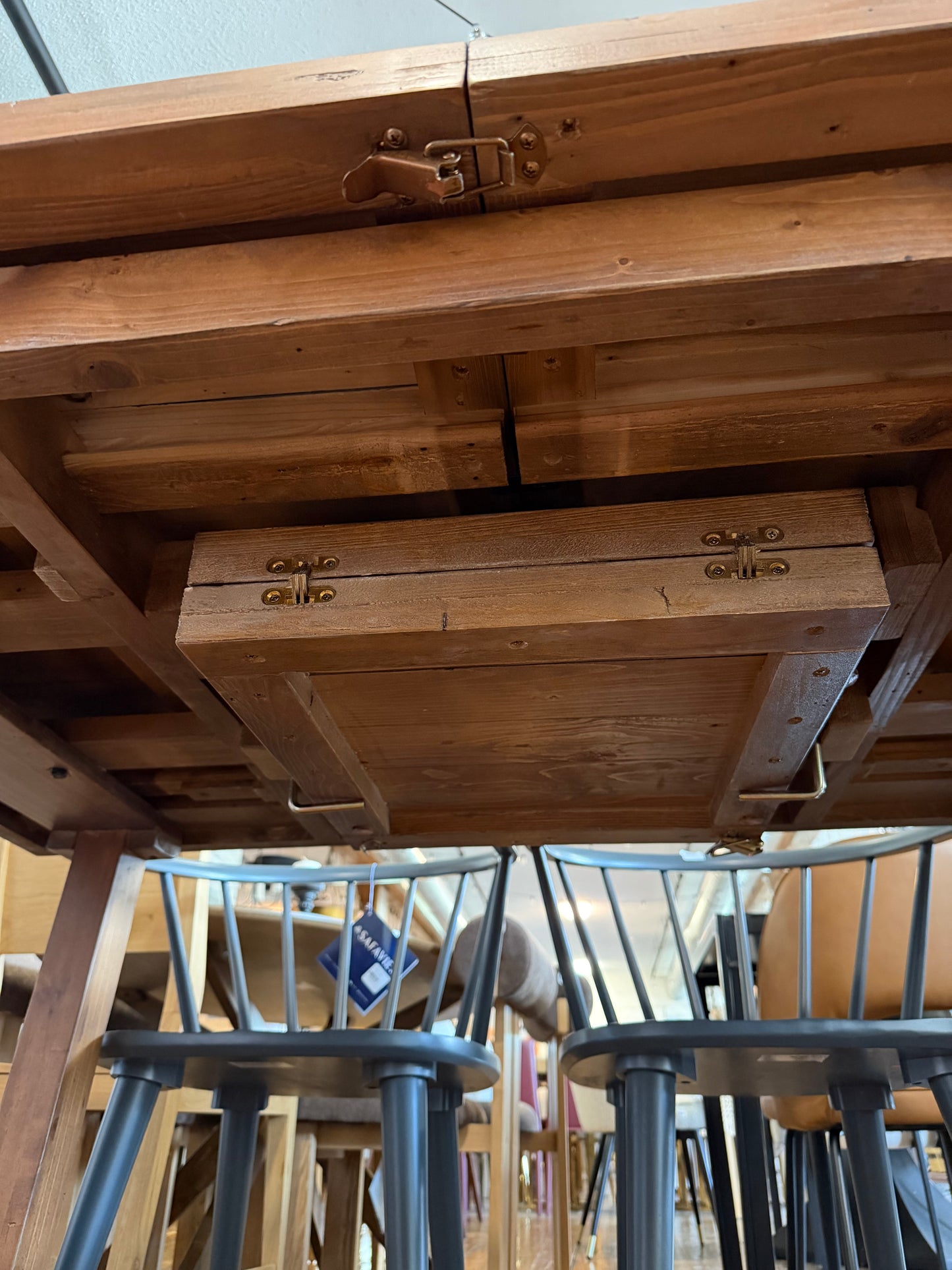 Solid wood dining table w/ built-in extendable leaf 🤎