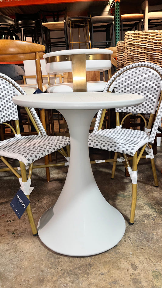 Small round plastic outdoor bistro table 🌳