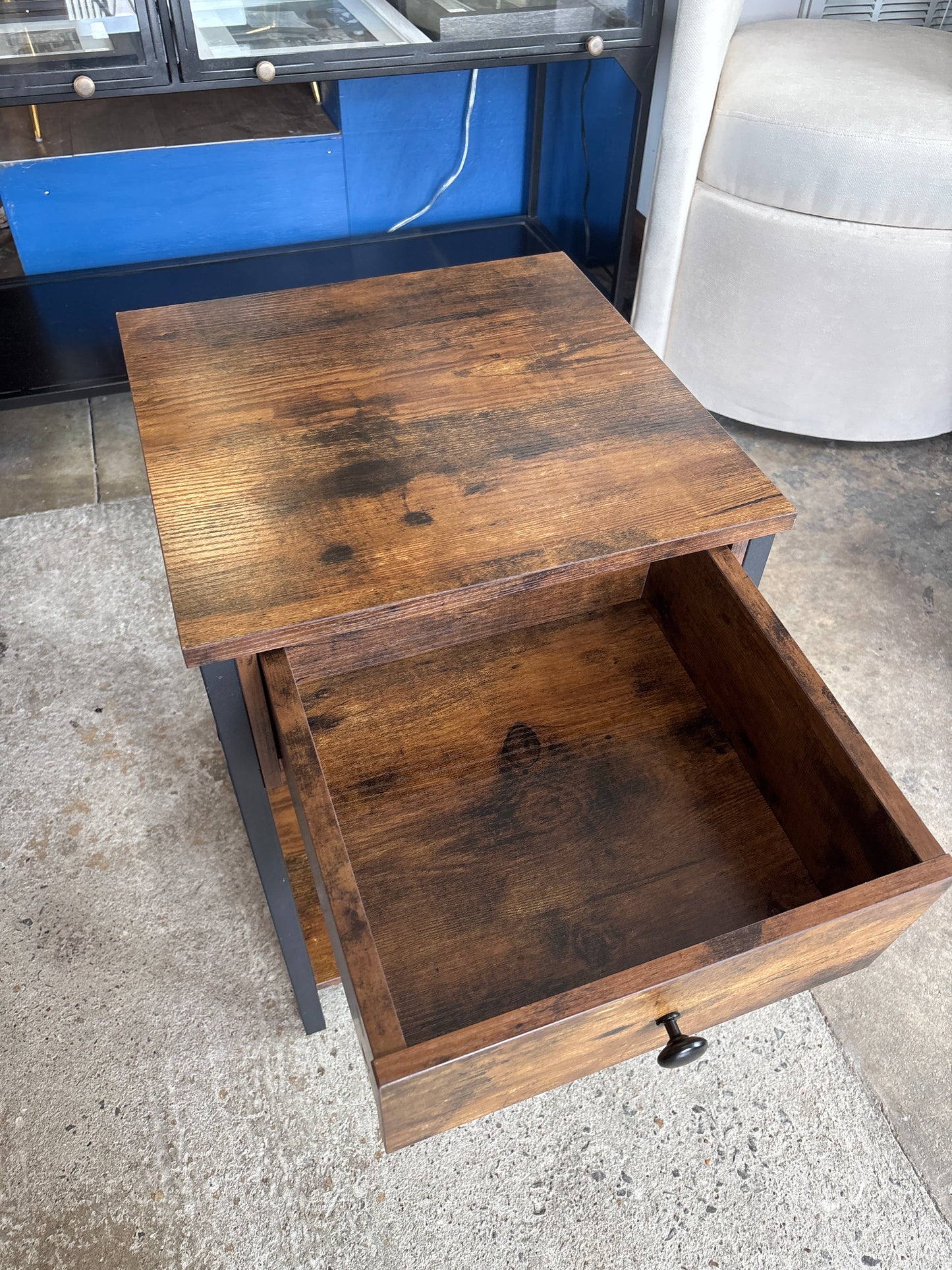 Dark wood end table with drawer ☕️