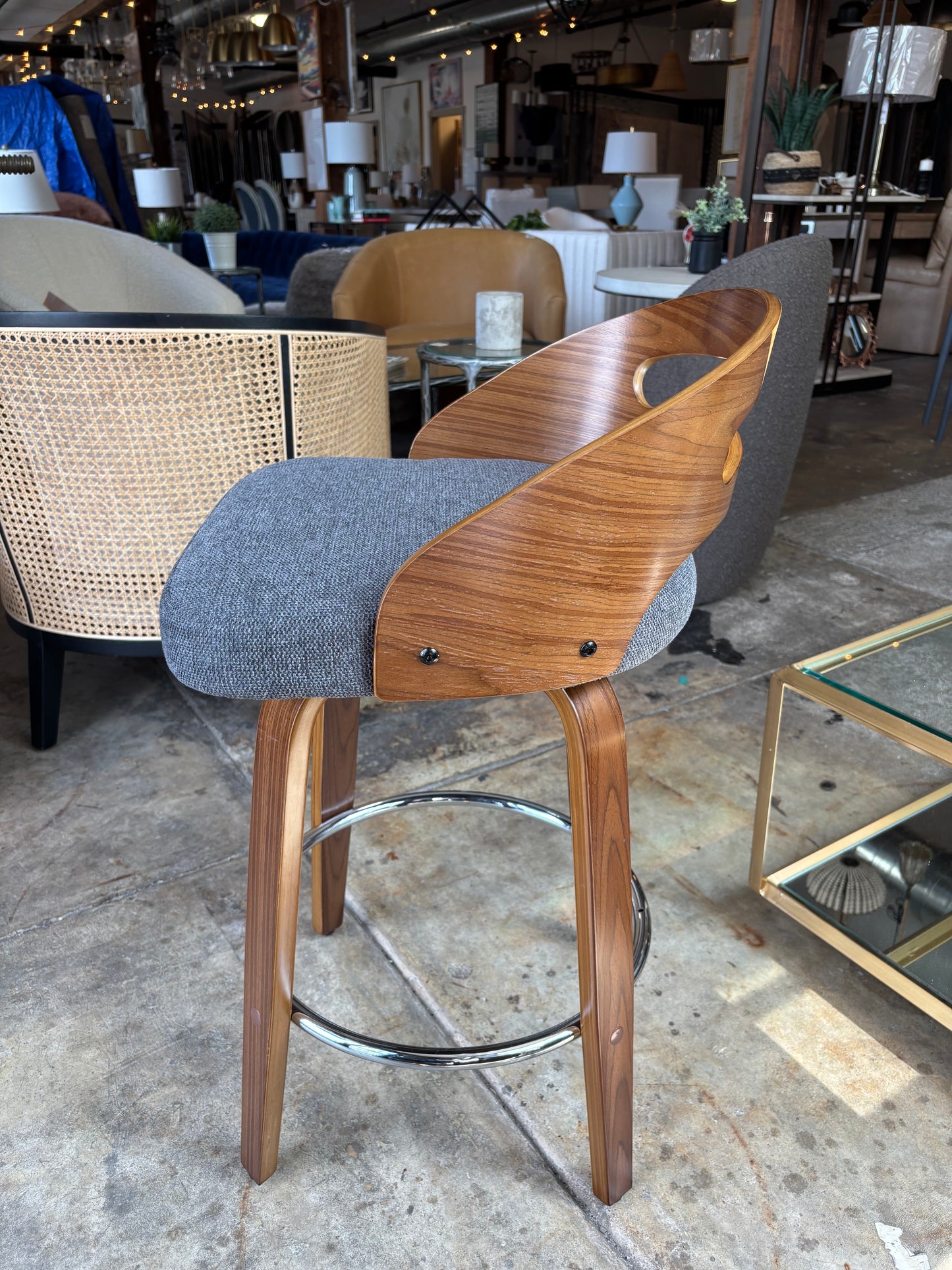Brown wood MCM swivel counterheight barstool w/ grey linen seat 🤎