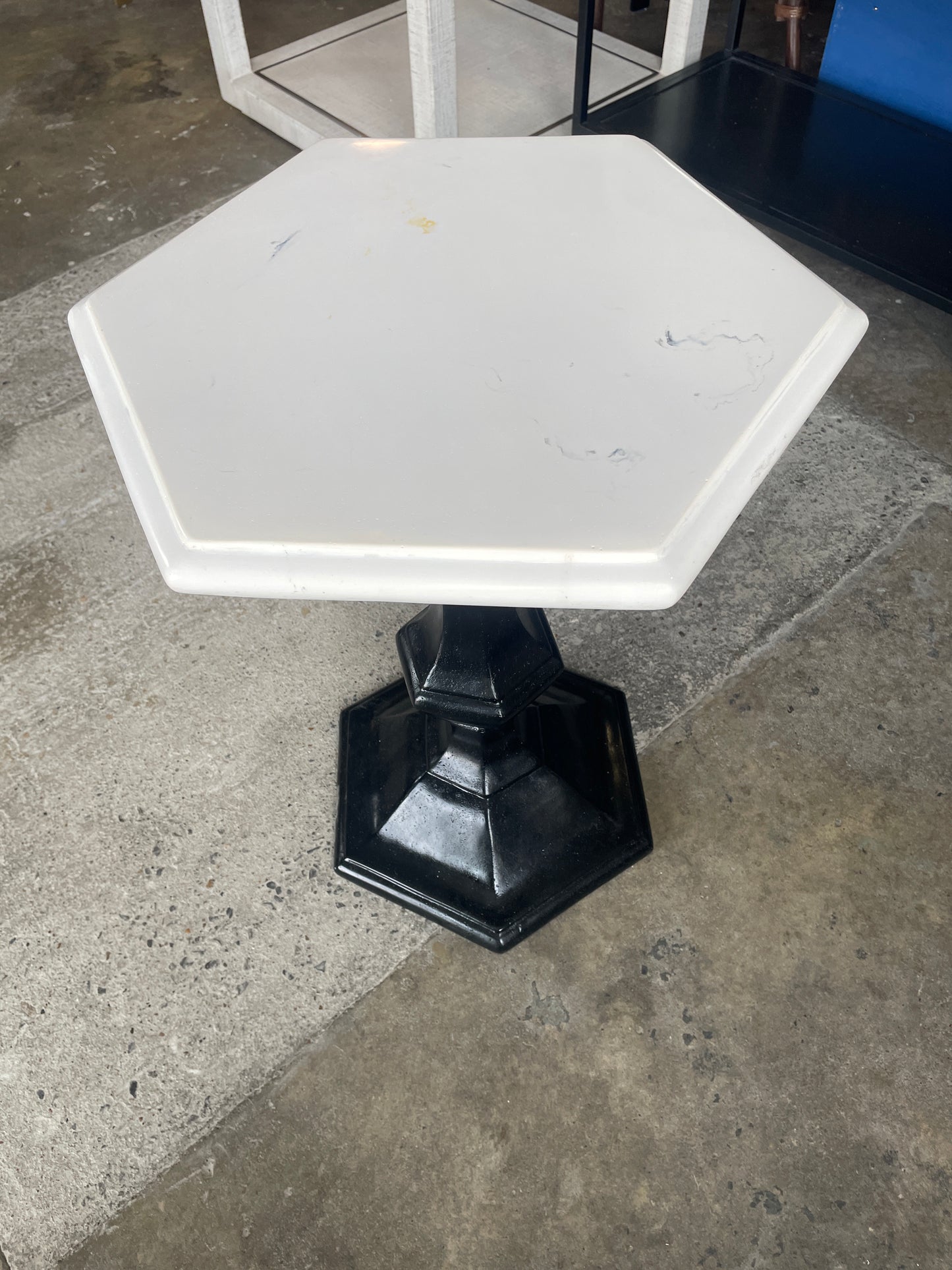 White stone top end table w/ black base ☕️