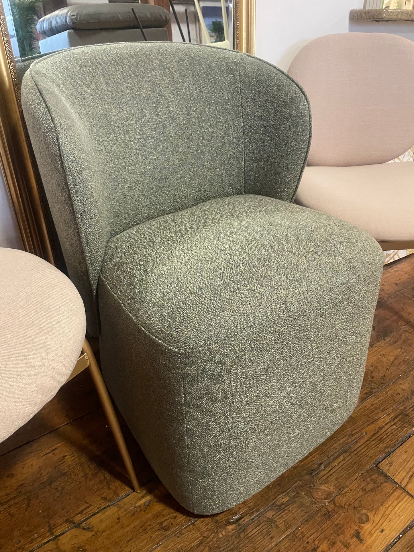 Green tweed upholstered chair w/ casters🫒