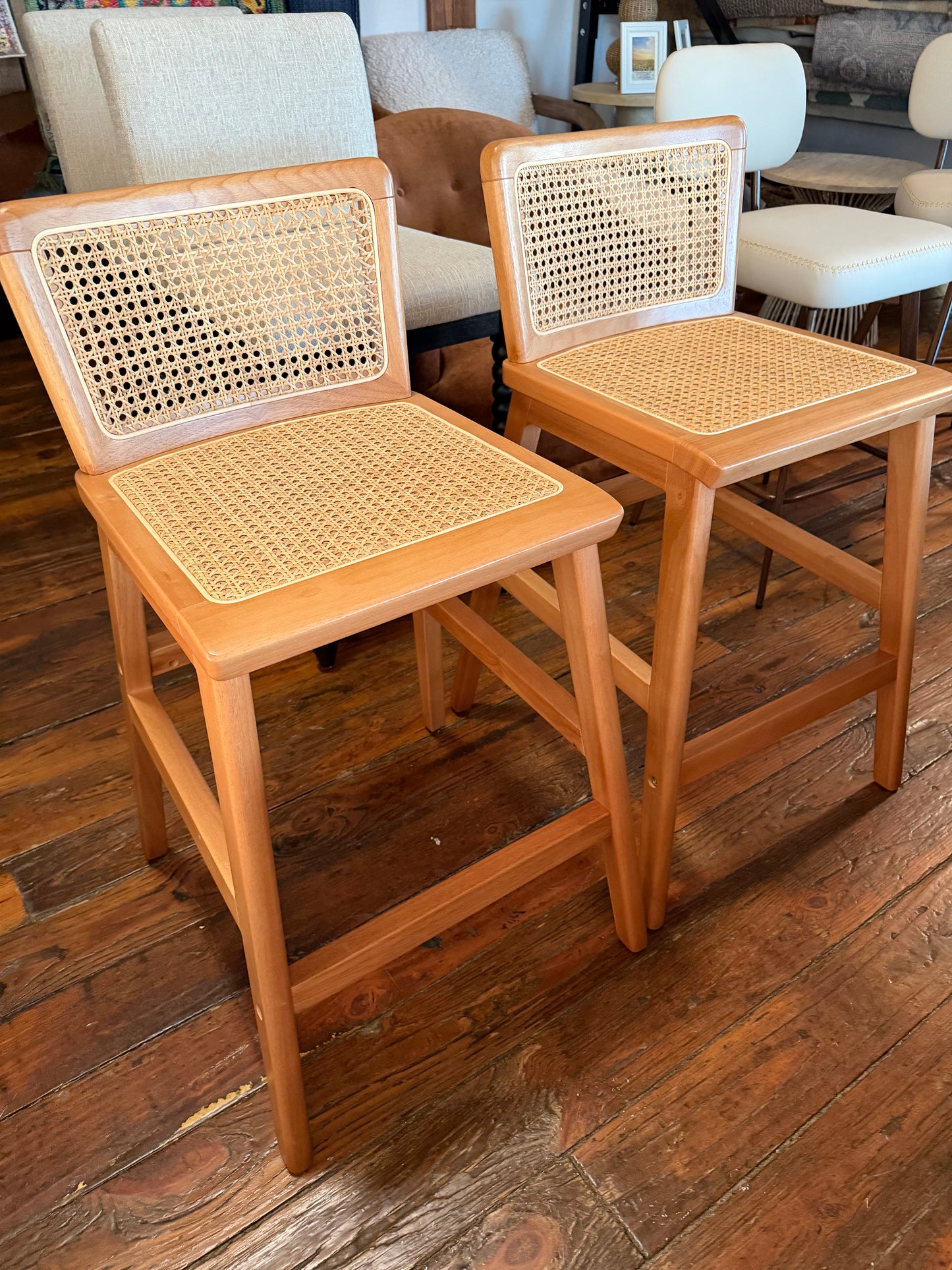 2 rattan counterheight barstools w/ solid wood frame 🌻