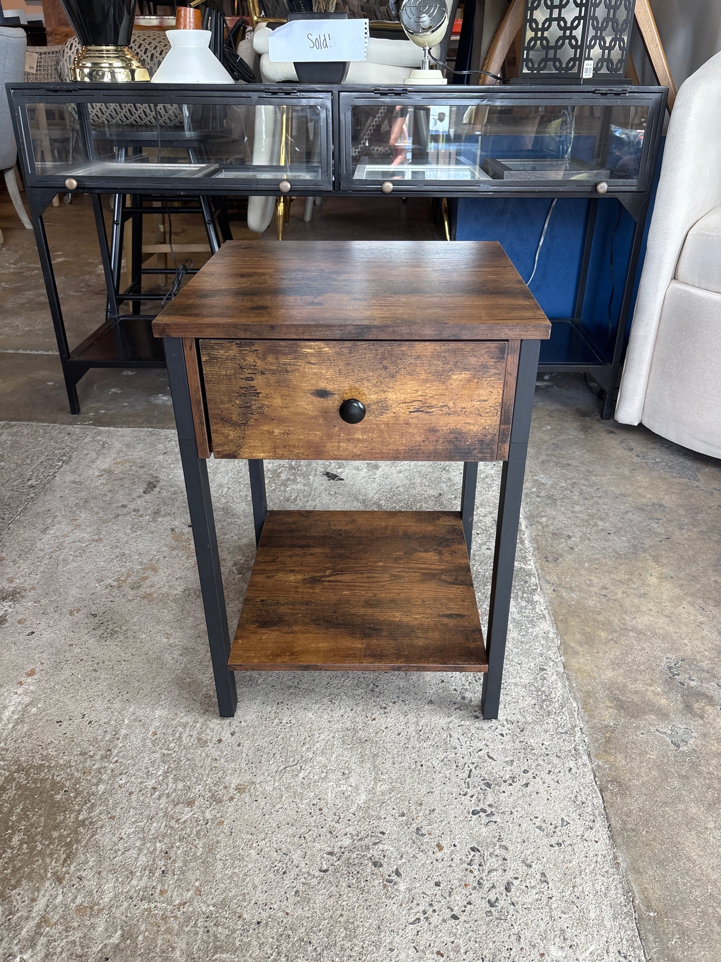 Dark wood end table with drawer ☕️