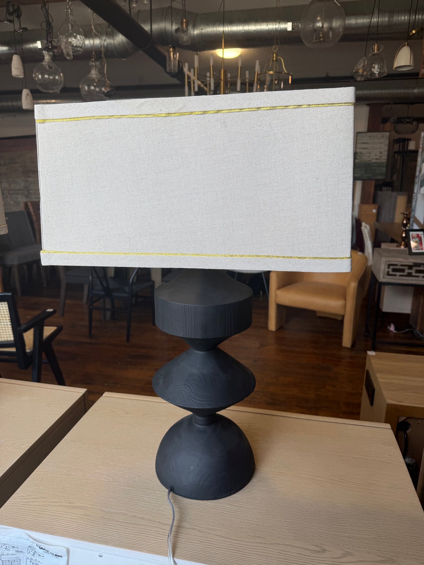 Black resin geometric table lamp 🖤