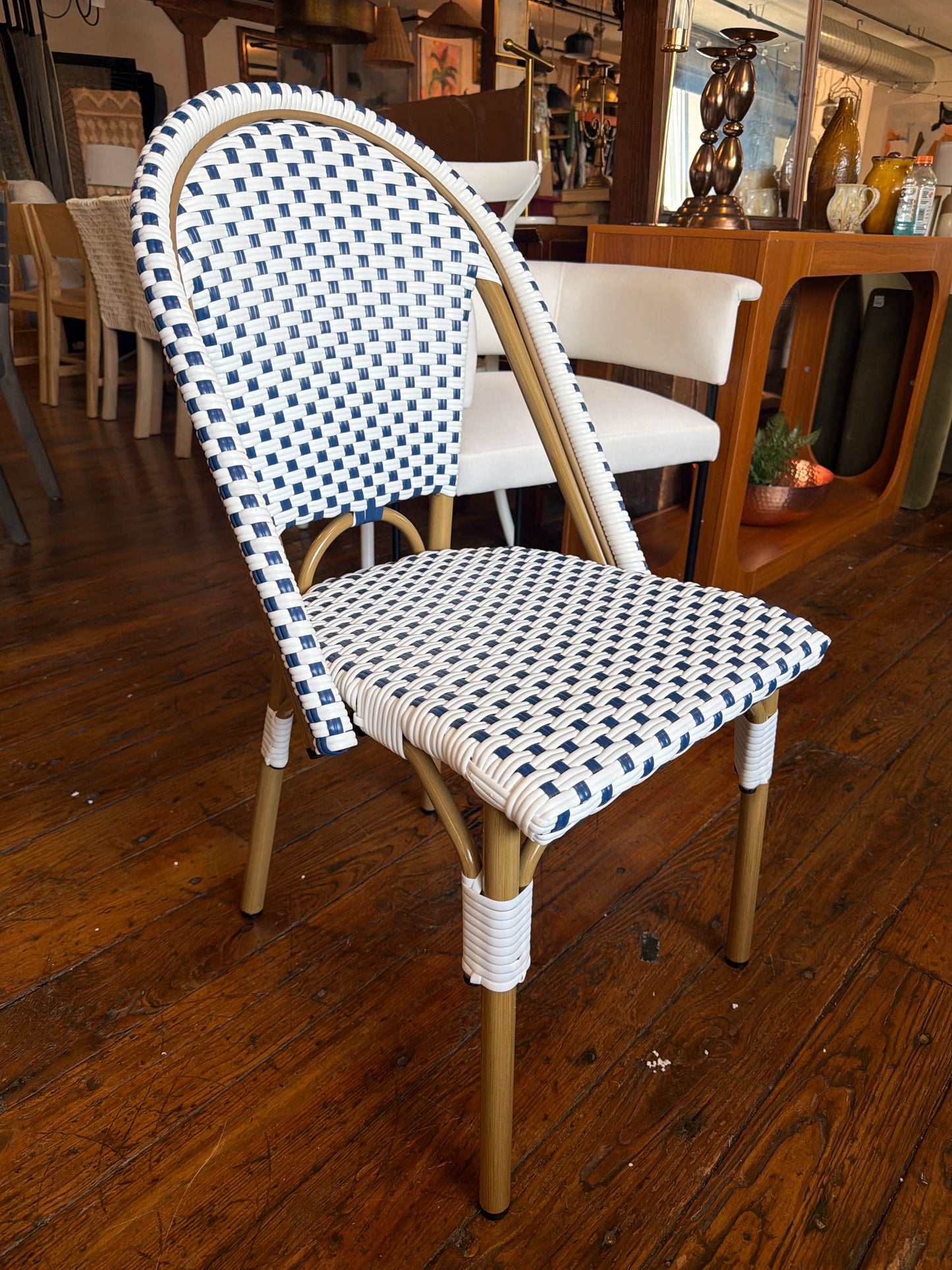Blue & white outdoor bistro chair 🌴
