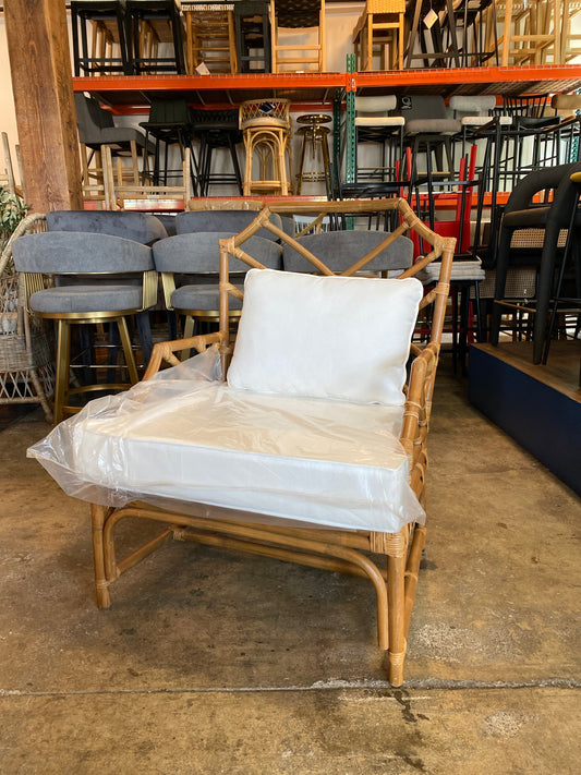 Natural bamboo chair w/ white cushion 💐