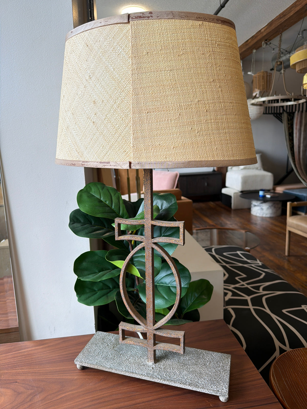 Elegant rustic iron table lamp w/ antique gold finish 💡