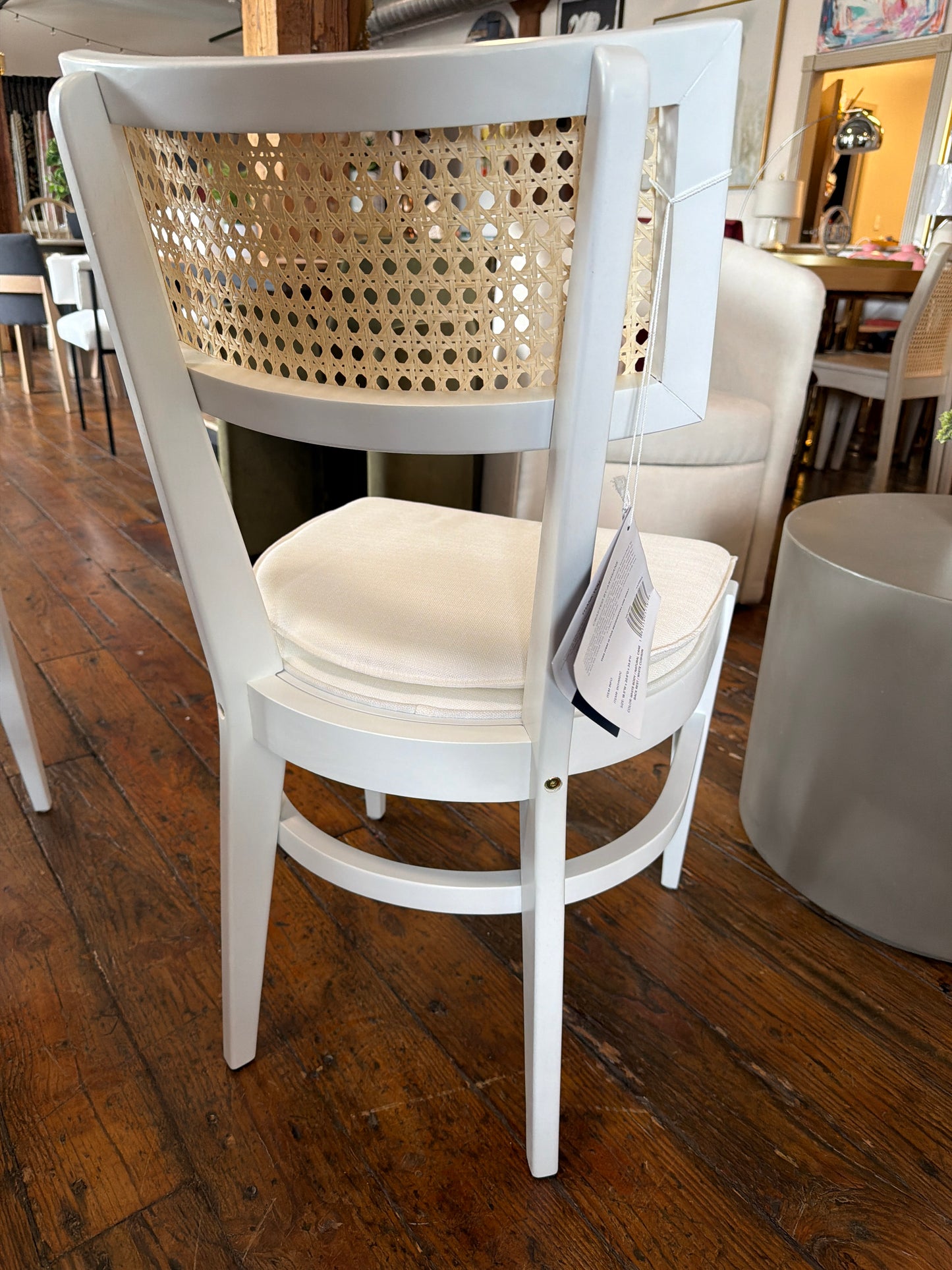 White wood dining chair w/ cushion & cane backing🌻