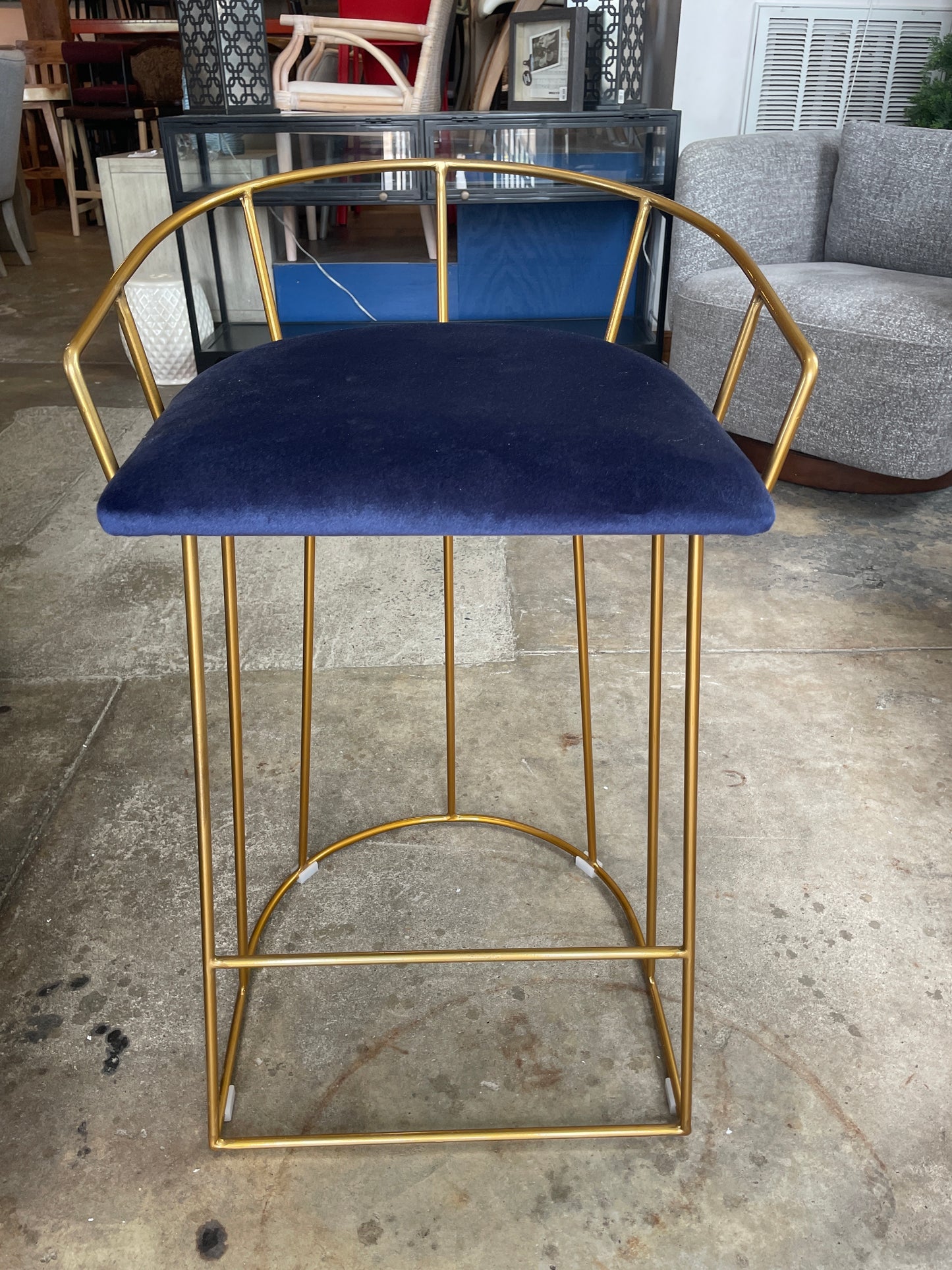 Sapphire blue velvet barstool w/ gold frame 🥂