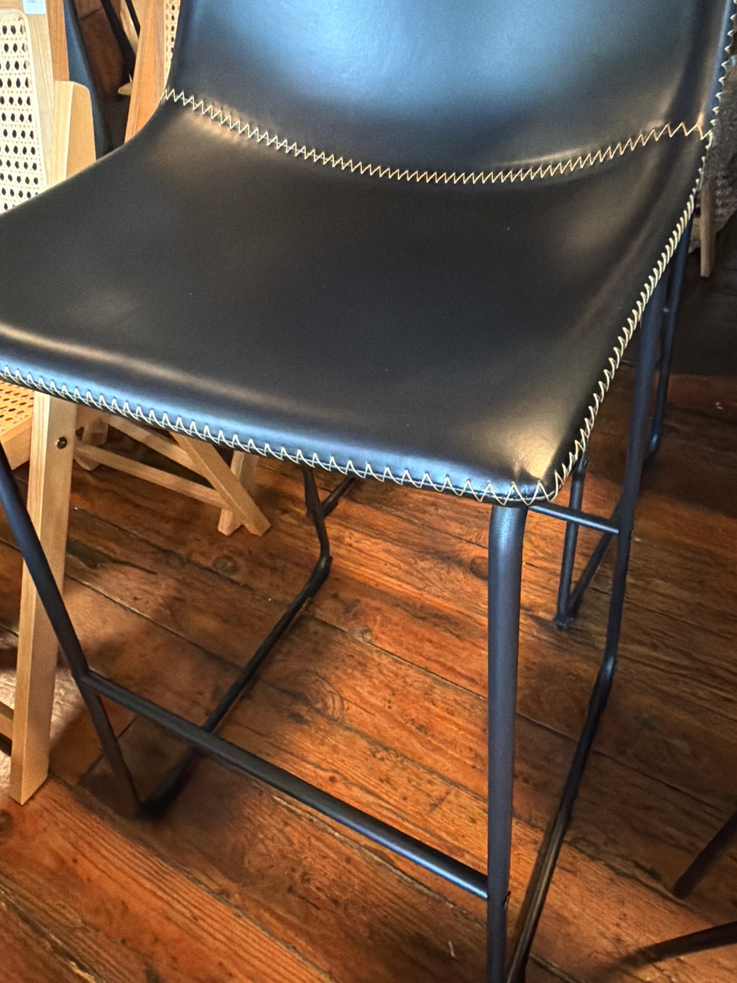 Soft vegan leather black barstool w/ stitching 🥂