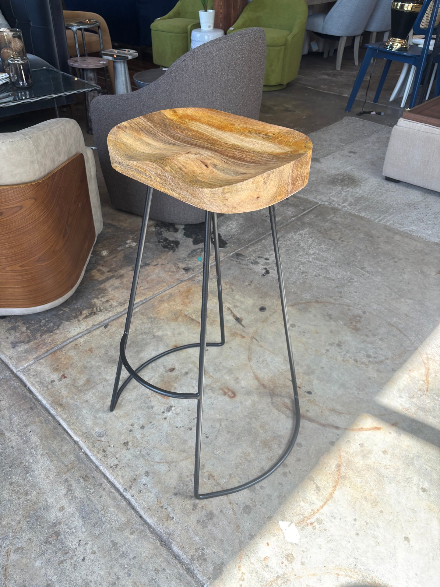 Natural wood barheight barstool w/ iron black legs 🌻