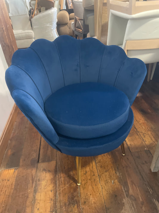 Royal blue velvet scallop chair ✨