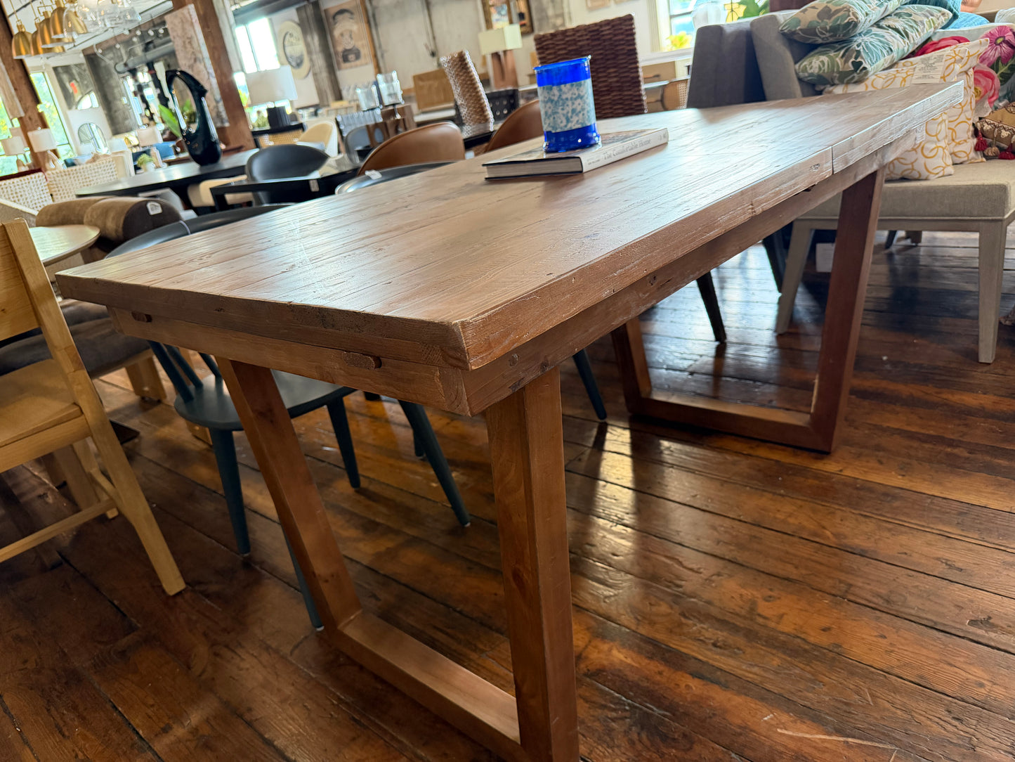 Solid wood dining table w/ built-in extendable leaf 🤎