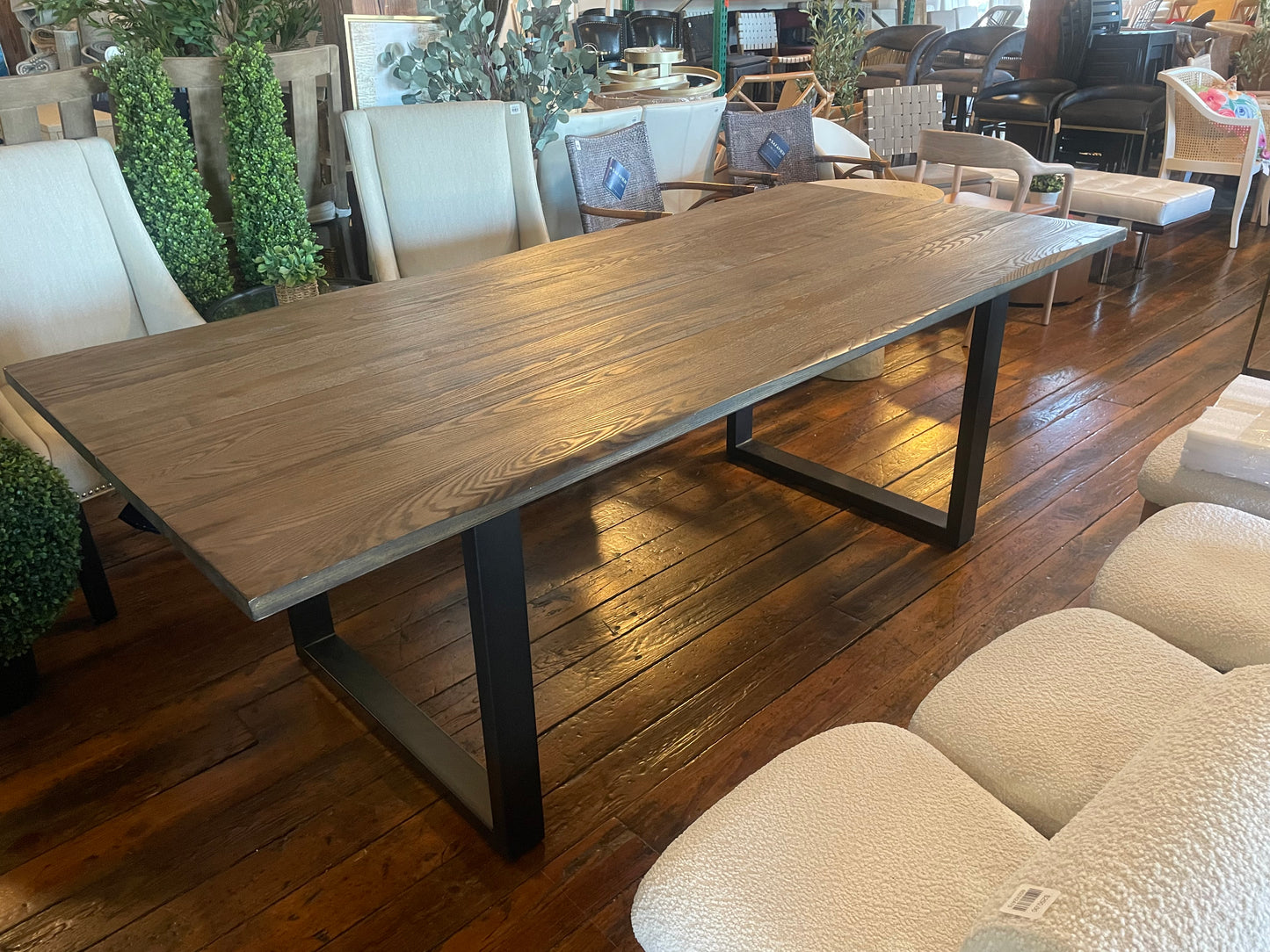 Brown live edge wood dining table w/ black metal legs 🍽️