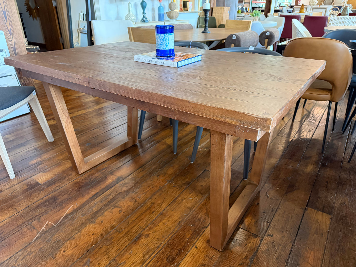 Solid wood dining table w/ built-in extendable leaf 🤎