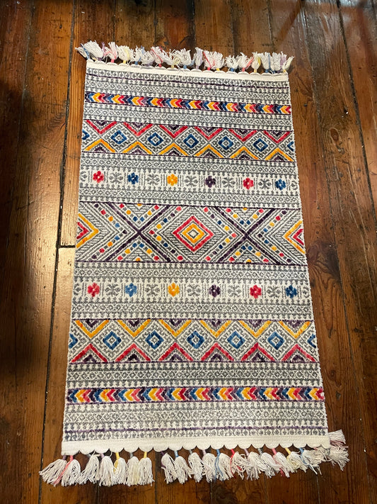 2x4 colorful rug w/ fringe 🌺