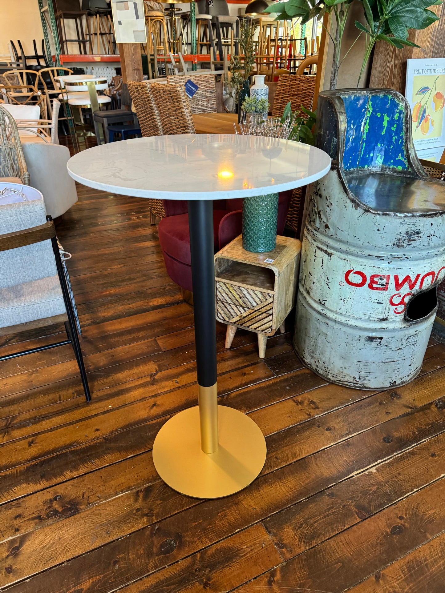 Marble top 24” bistro table w/ black & gold base ✨