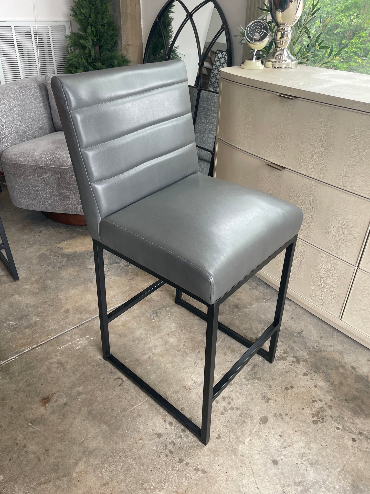 Grey vegan leather 26” counterheight barstool 🍷
