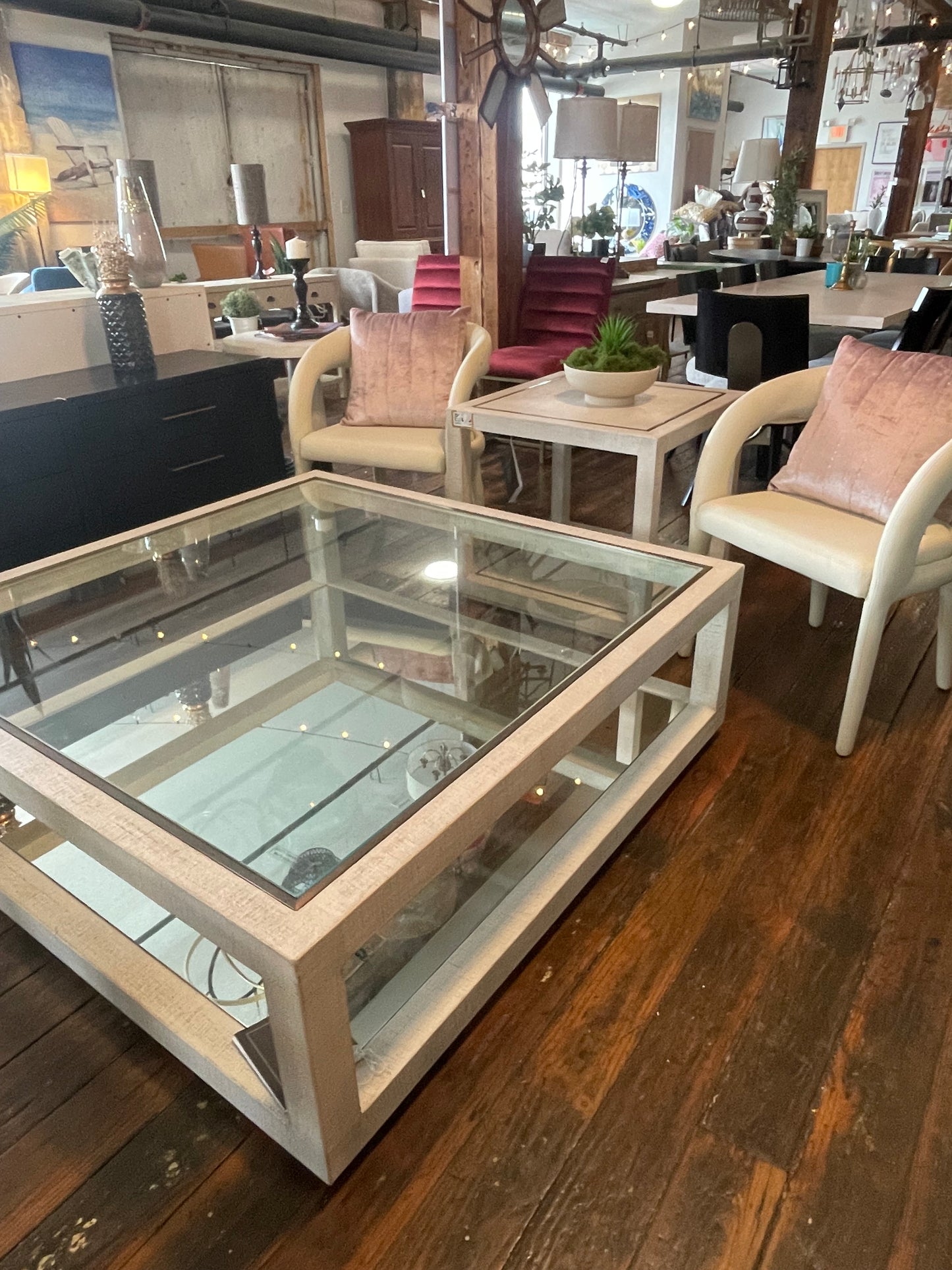 Hooker Furniture coffee table w/ oak frame w/ distressed white finish & glass top & mirror shelf ☕
