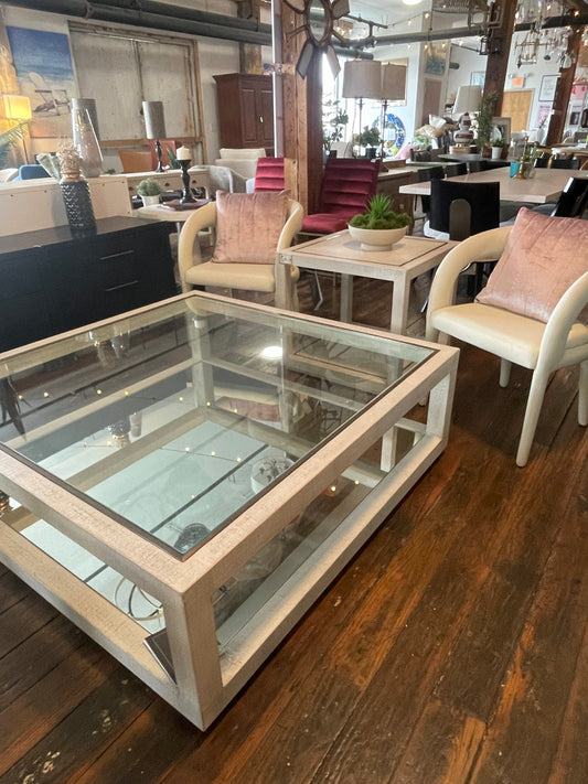 Hooker Furniture coffee table w/ oak frame w/ distressed white finish & glass top & mirror shelf ☕
