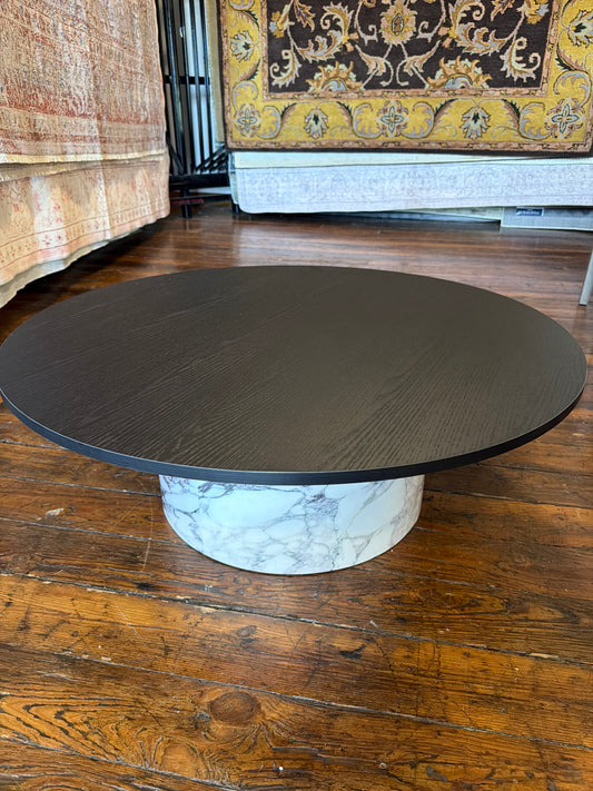 Black modern 40” round pedestal coffee table w/ faux marble base♟️