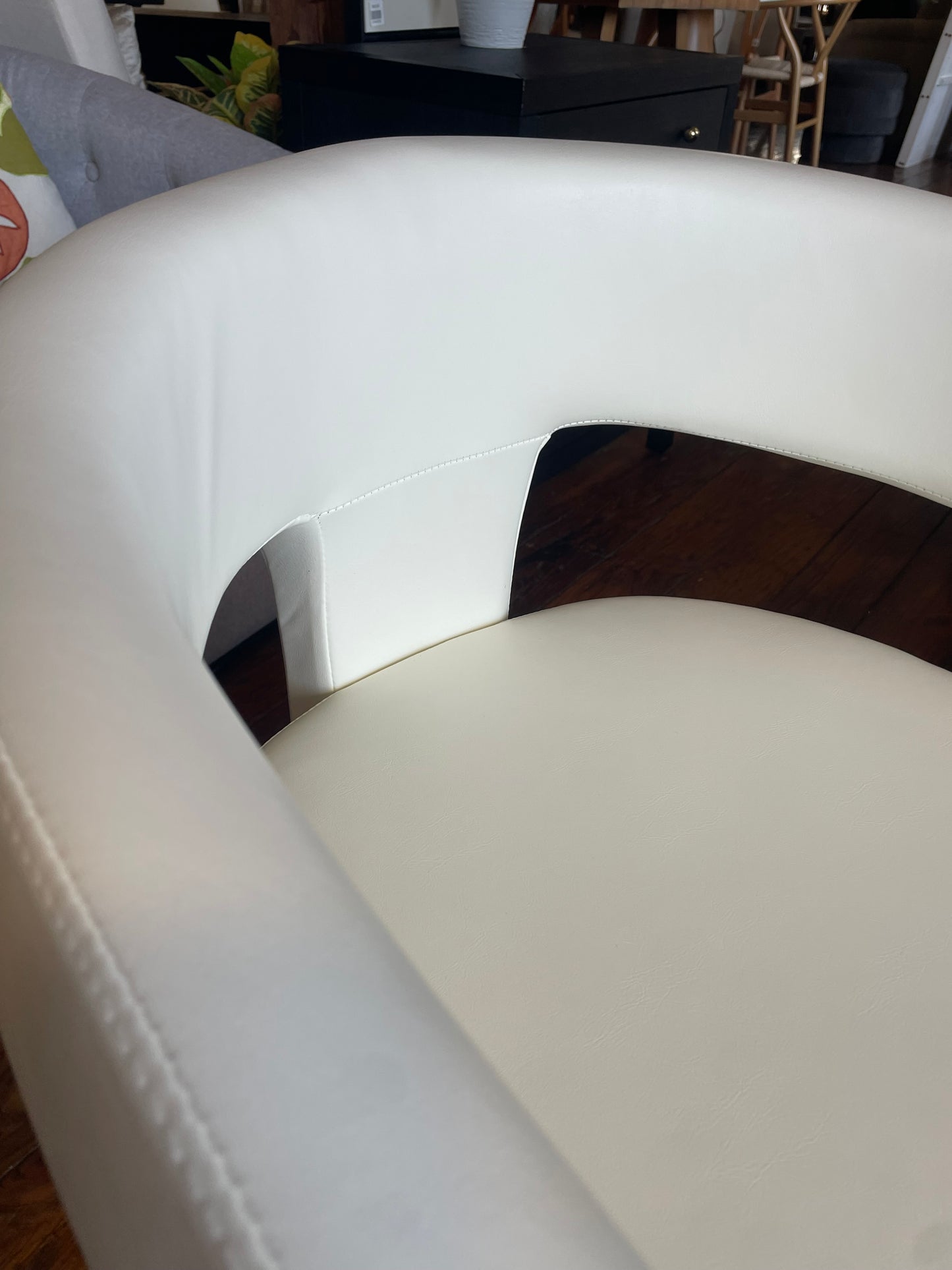 Upholstered white vegan leather barrel chair ☕