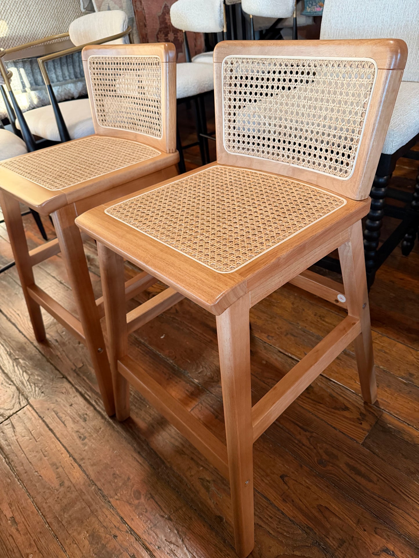2 rattan counterheight barstools w/ solid wood frame 🌻