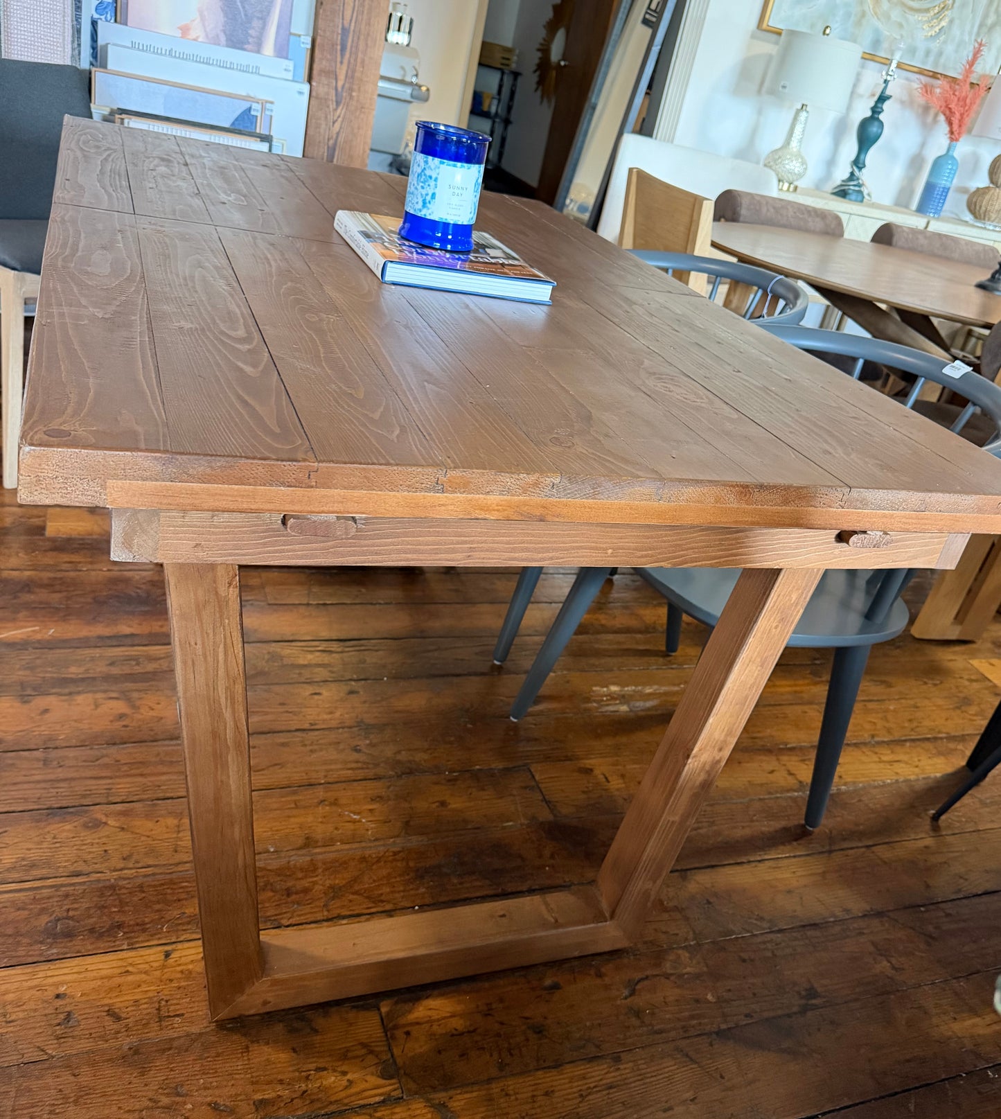Solid wood dining table w/ built-in extendable leaf 🤎