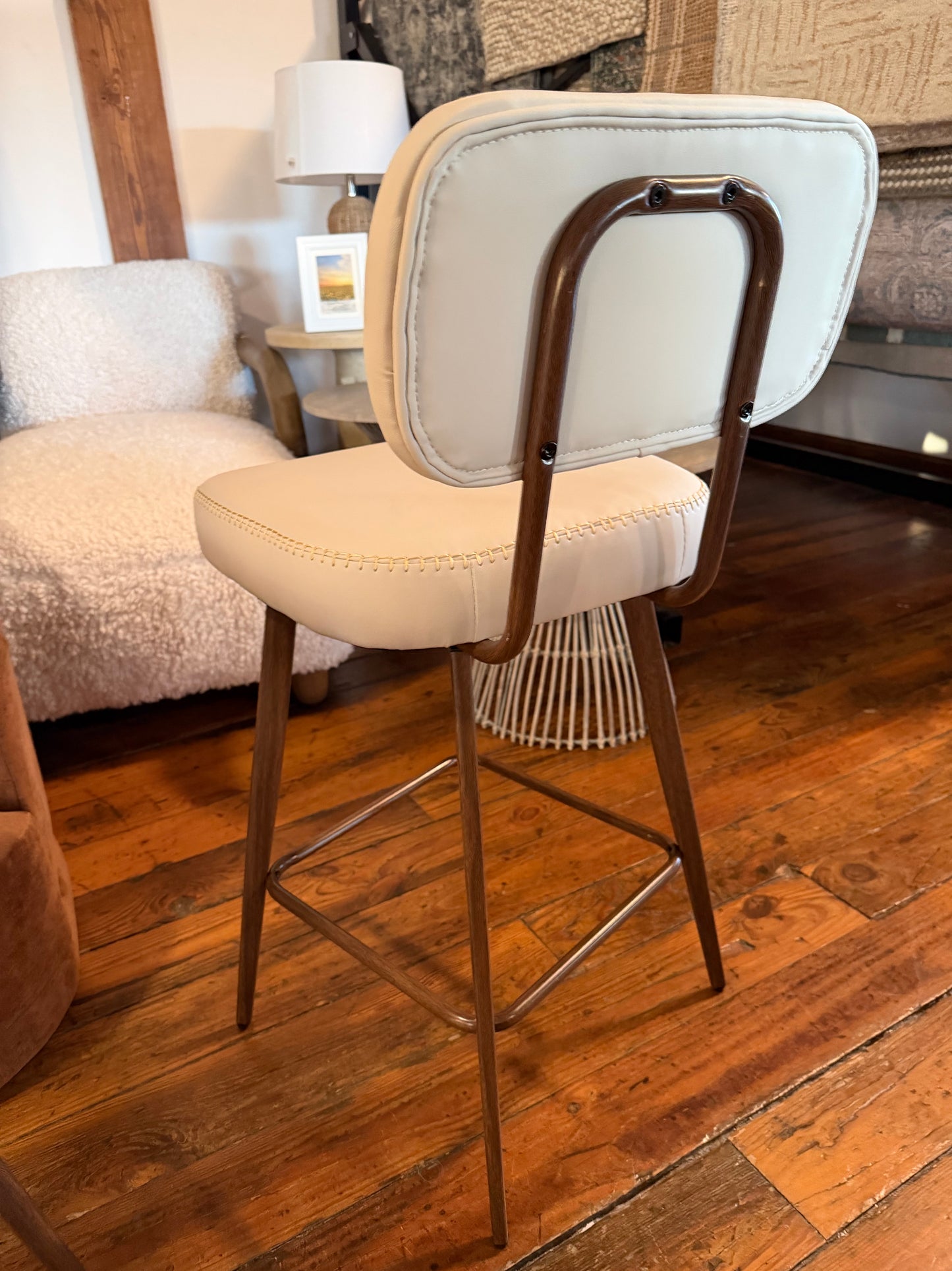 Modern swivel faux leather beige counterheight barstool w/ metal frame 🥂