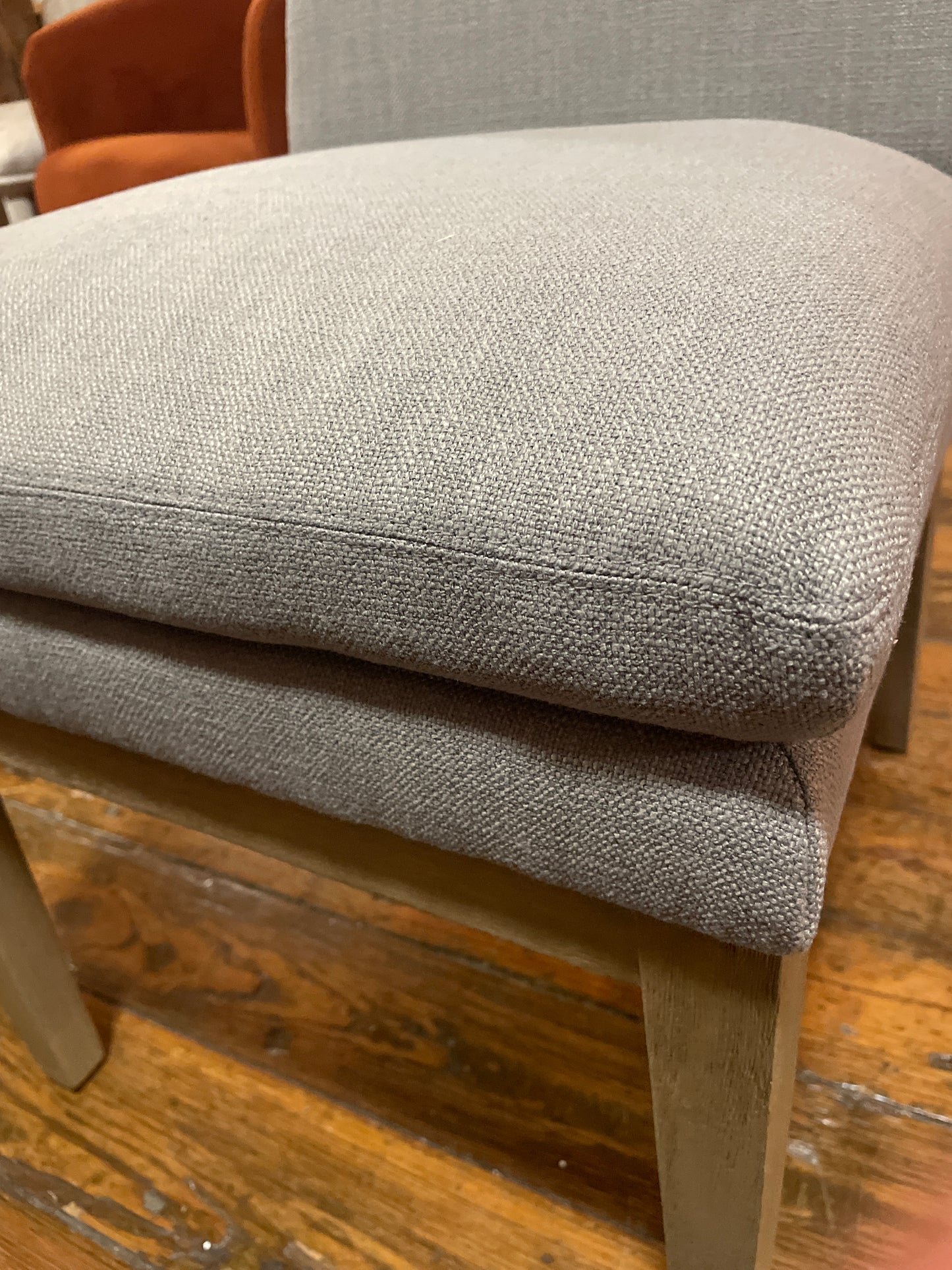 Grey upholstered accent chair 🦢