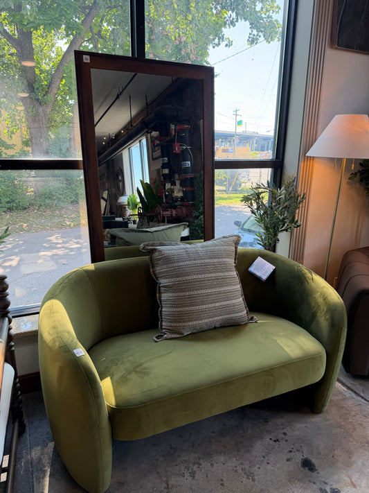 Modern green velvet loveseat 🍵