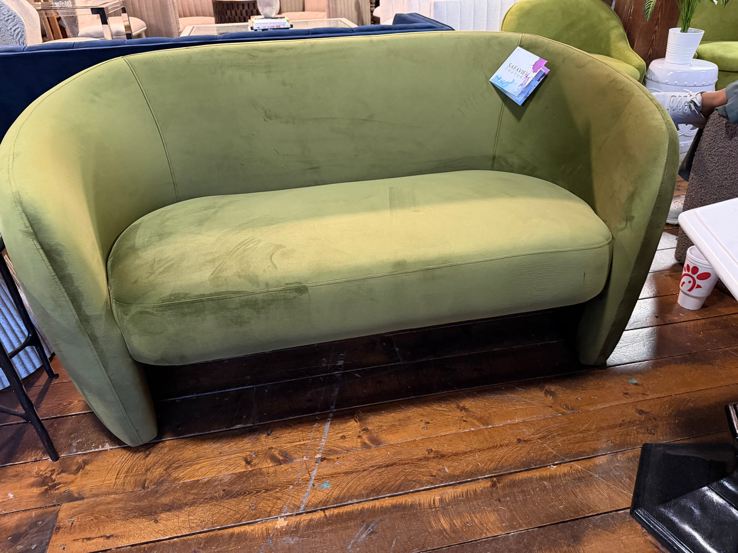 Modern green velvet loveseat 🍵