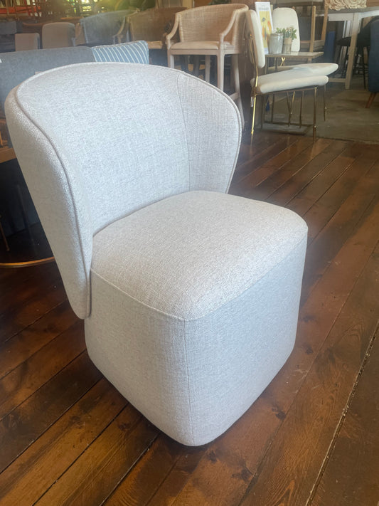 Modern upholstered wheat chair w/ casters 🥂