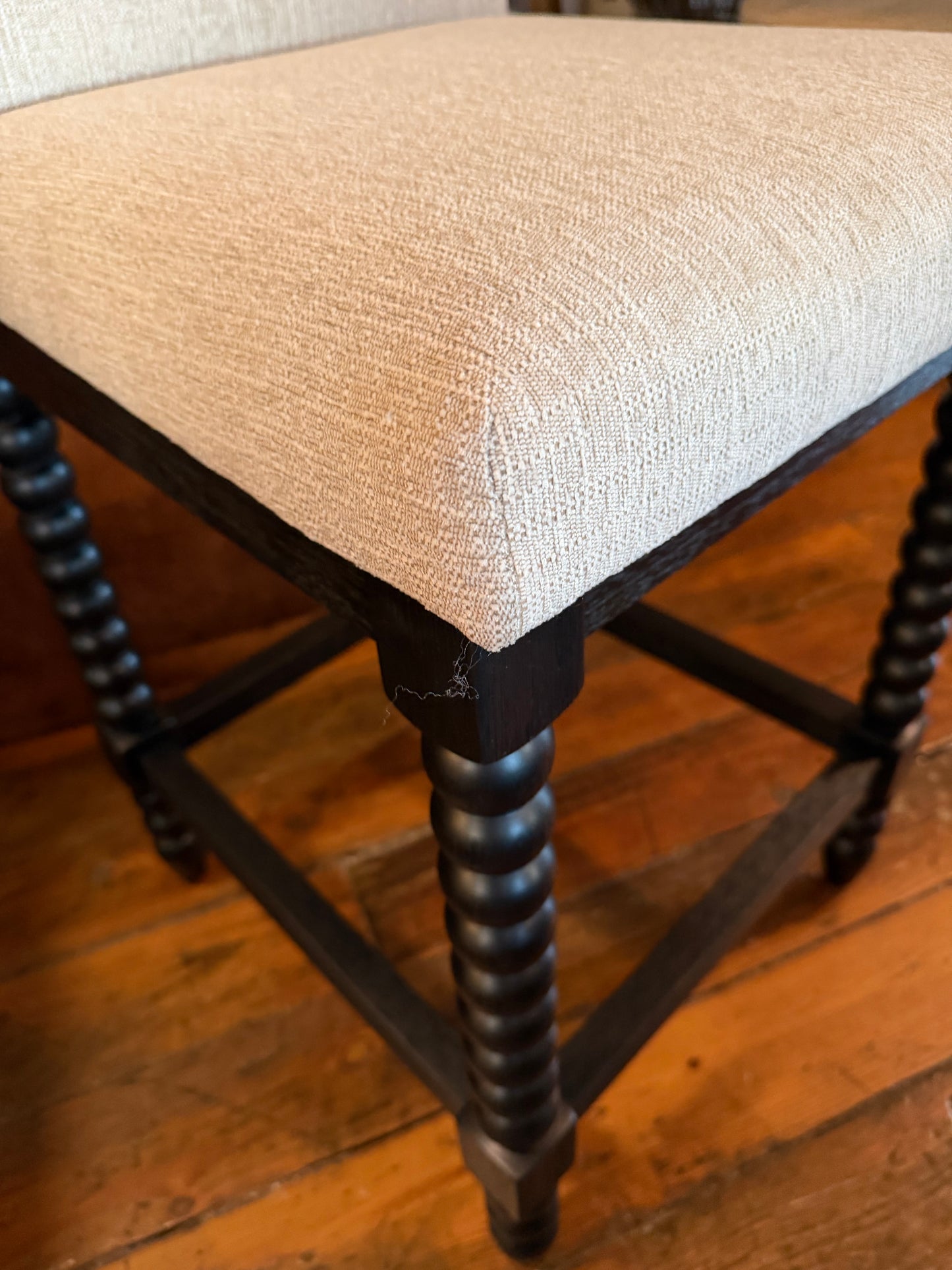 Upholstered linen barstool w/ black turned leg 🥂🖤