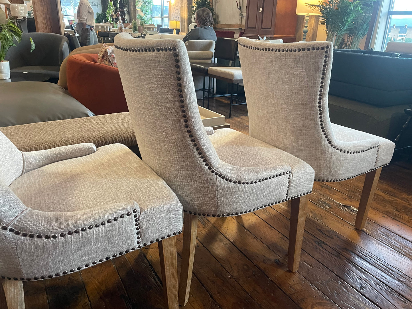 Grey linen dining chair w/ nailhead trim 🩶