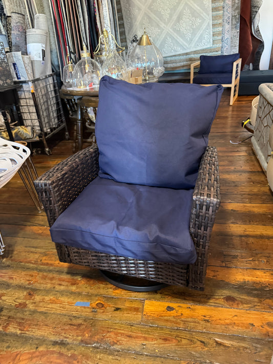 Brown wicker outdoor swivel chair with navy cushion 🔷