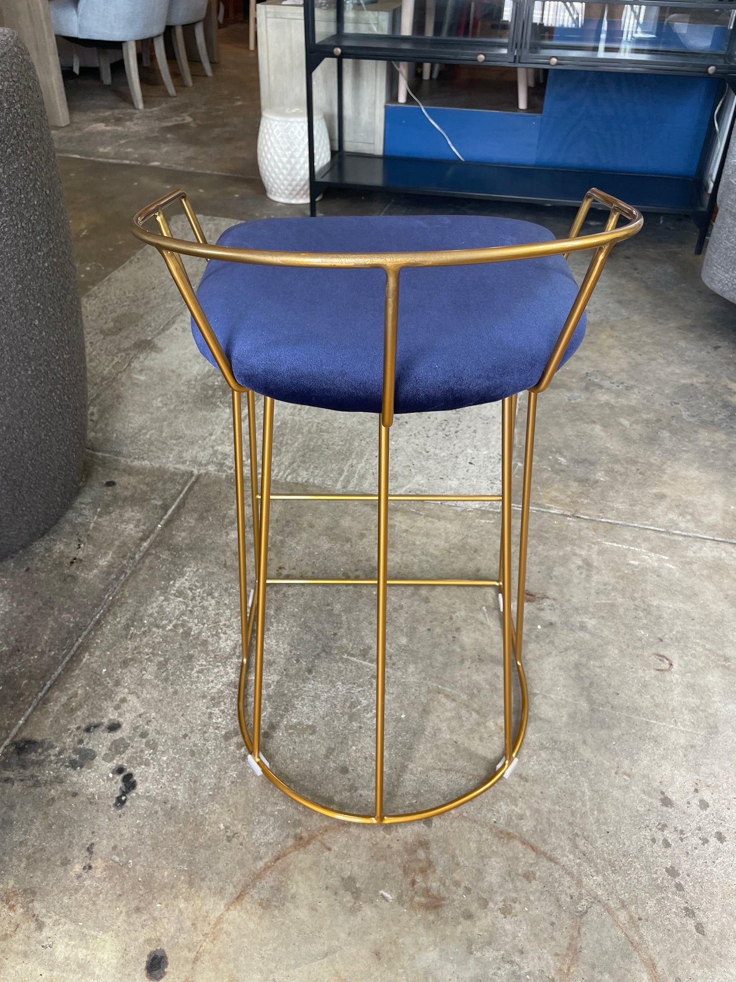 Sapphire blue velvet barstool w/ gold frame 🥂