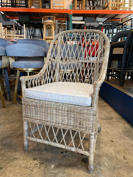 Beige wicker accent chair 🍵