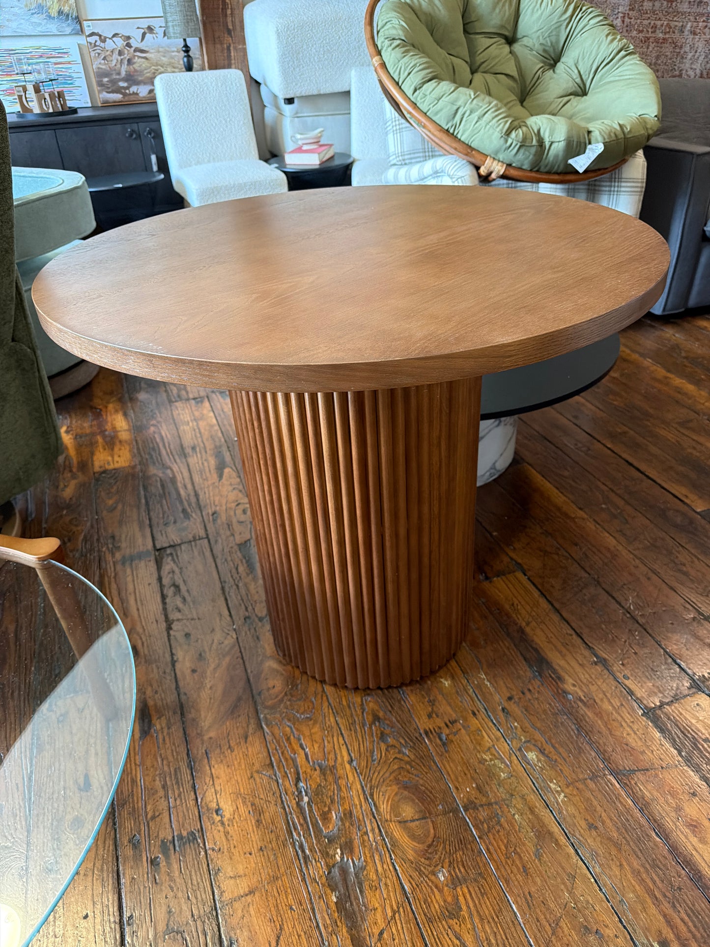 Elegant brown pedestal 36" round textured dining table 🤎