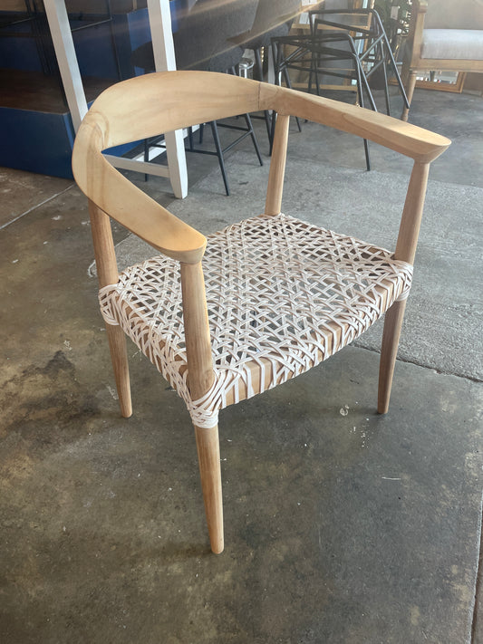 Light oak wood armchair w/ white woven seat 🪴