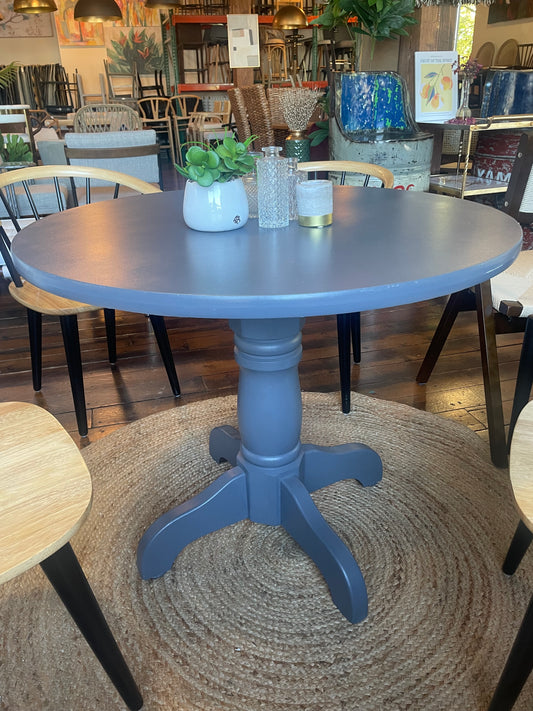 Round 36” solid wood pedestal dining table🌻